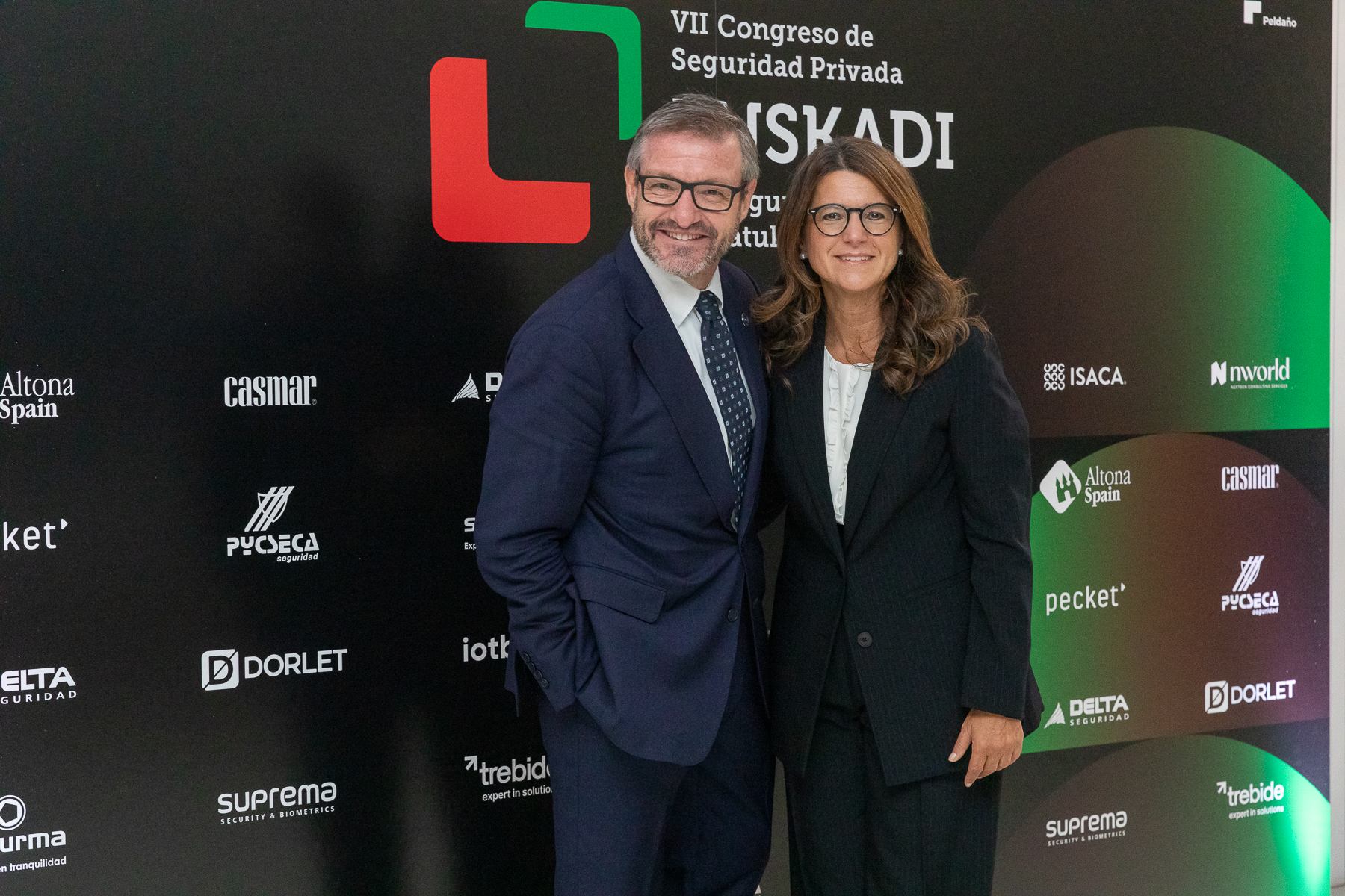 Set de televisión con diseño colorido